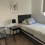 22 Metros , Costado Clinica Las Condes ,Hasta 6 Personas