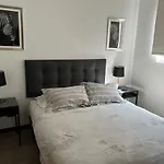 22 Metros , Costado Clinica Las Condes ,Hasta 6 Personas