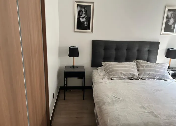 22 Metros , Costado Clinica Las Condes ,Hasta 6 Personas